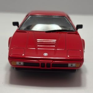 Welly 1:24 BMW M1 Diecast Model Car  Red